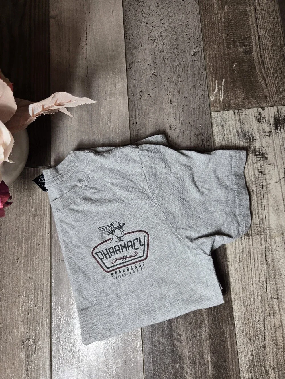 Pharmacy Board Shop Boys Gray Graphic Tee Size Medium (7/8)